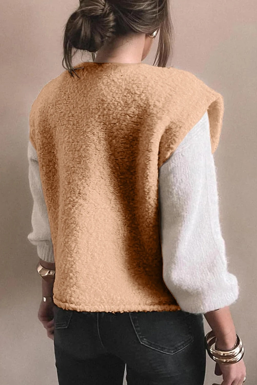 Gilet donna teddy beige, perfetto come strato aggiuntivo per comfort e stile. Ideale per l'abbigliamento casual.