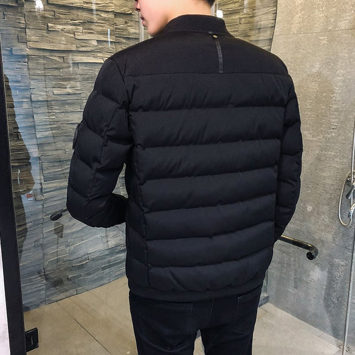 Abbigliamento maschile: giacca bomber invernale uomo con collo alto, capospalla caldo e stile sportivo.