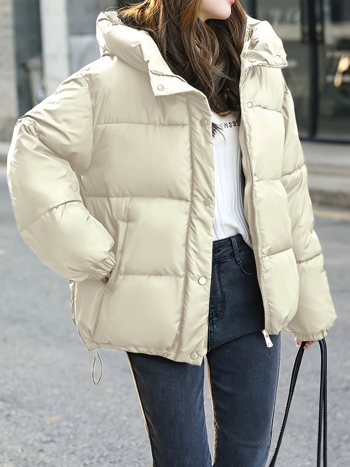 Giacca donna trapuntata leggera per uno stile casual. Cappuccio e design moderno per l'outerwear invernale.