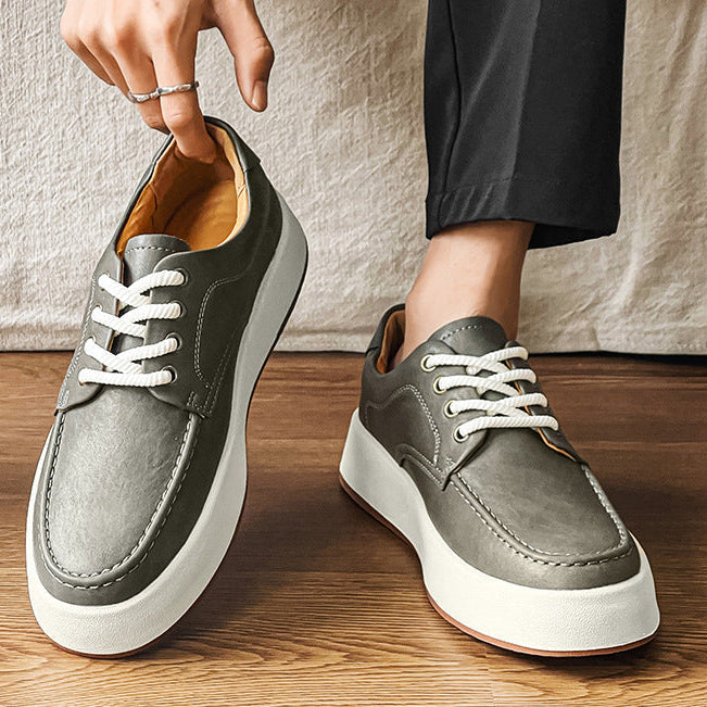 Moderne sneakers uomo casual con suola platform robusta e lacci, ottime per stile e passeggio urbano.