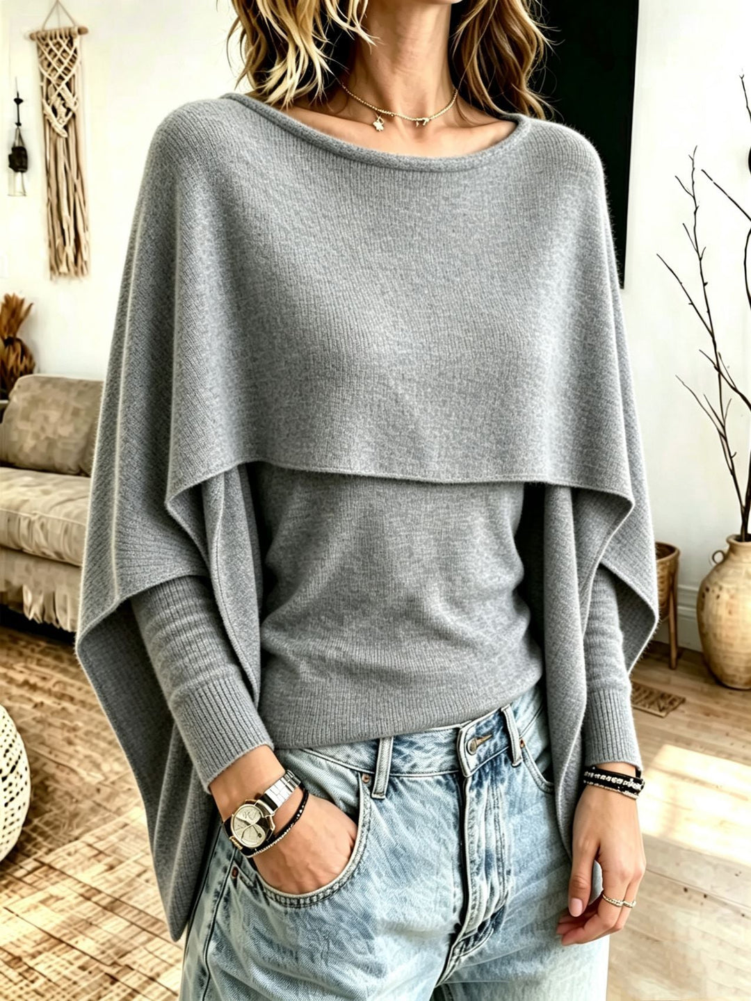 Moda autunno: maglione femminile chic con collo a scialle e design effetto due pezzi.