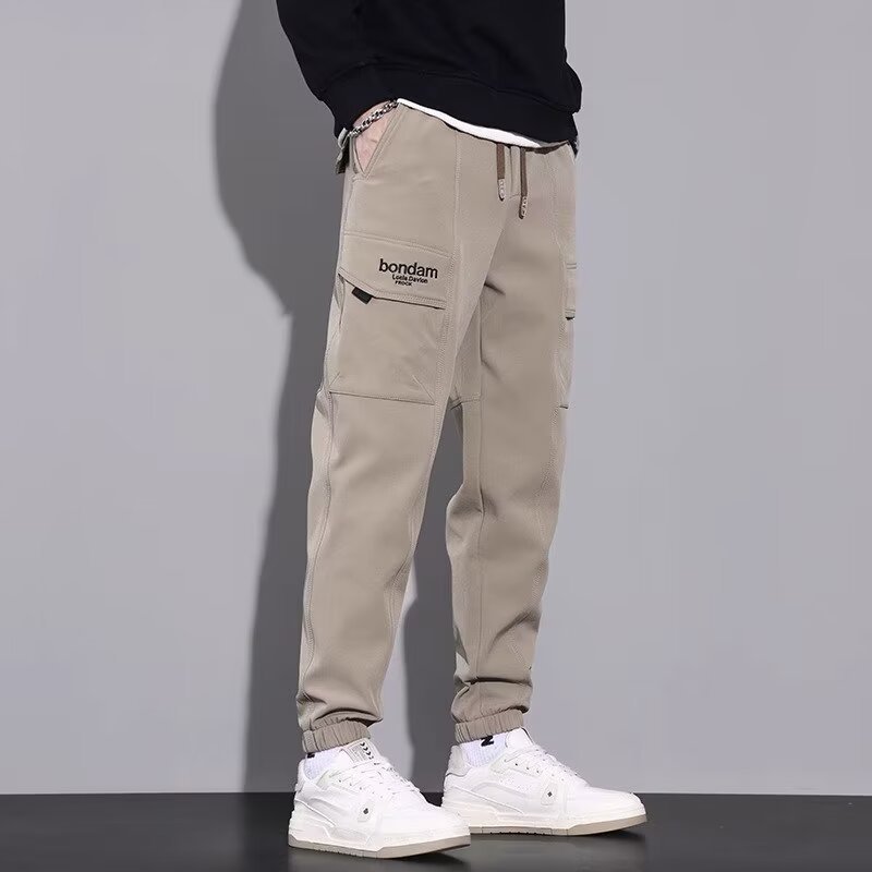 Jogger uomo neri slim fit con coulisse, gamba dritta. Perfetti per look sportivi o casual streetwear.