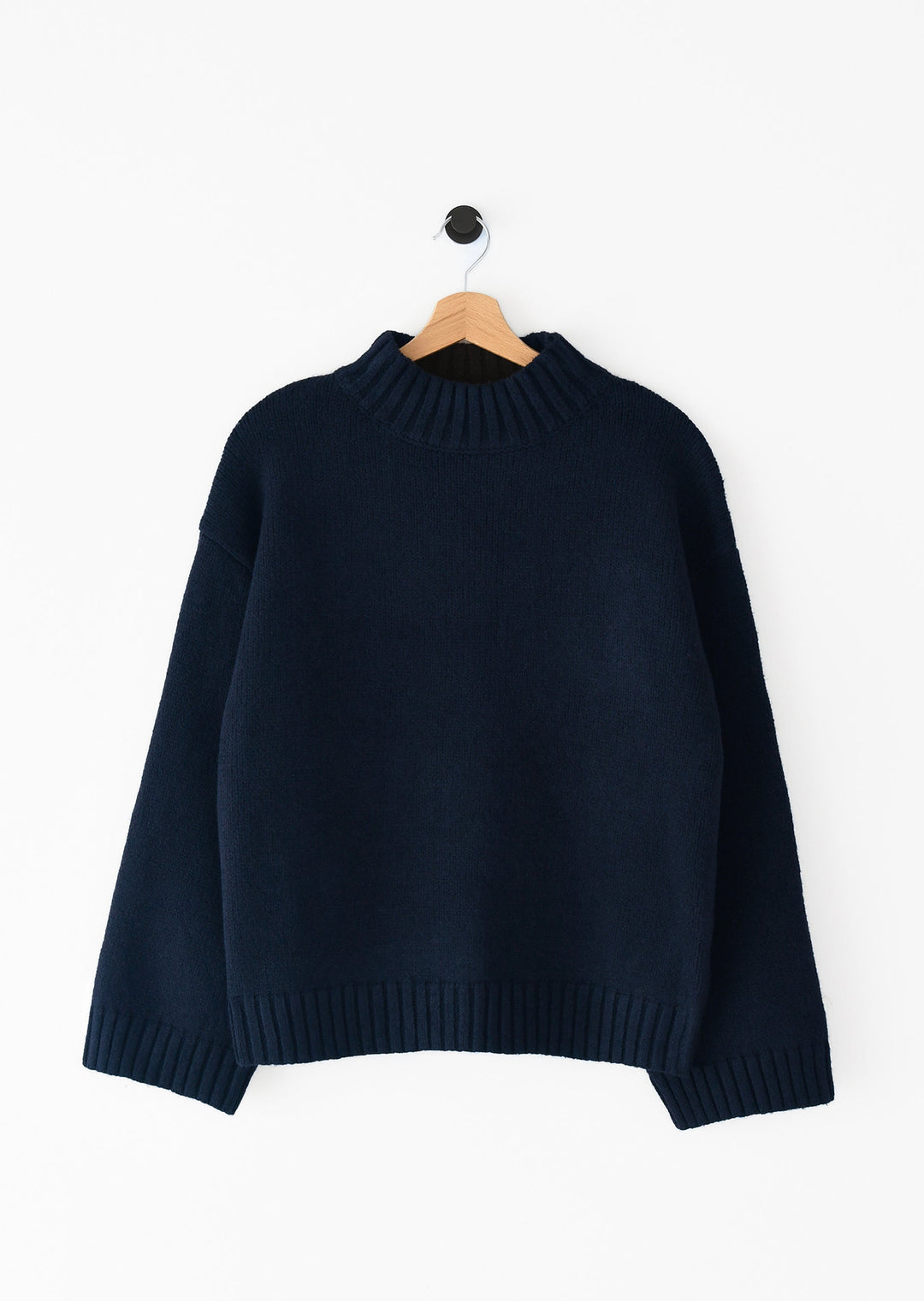 Maglione donna elegante a collo alto e vestibilità dritta, perfetto per look invernali e autunnali casual chic.