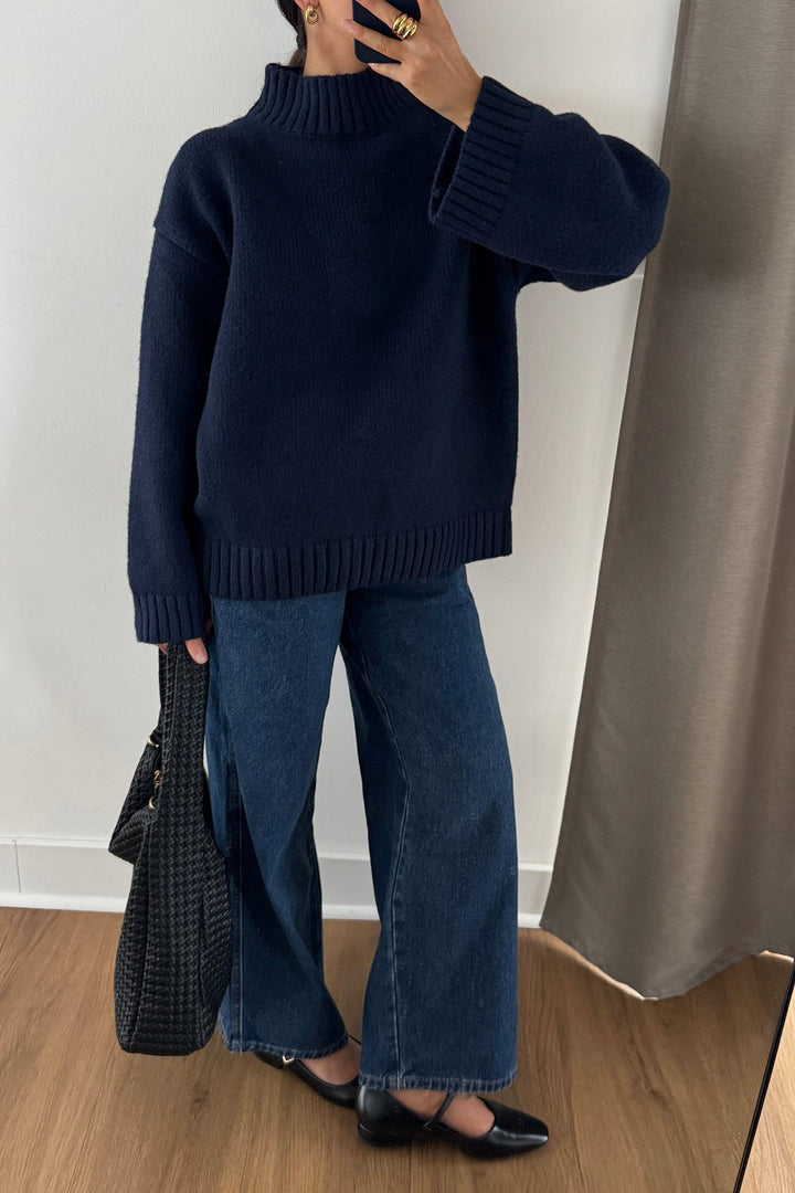 Maglione donna invernale a collo alto, vestibilità dritta, caldo ed elegante. Un capo essenziale per la moda donna.