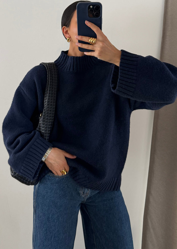 Maglione donna a collo alto, vestibilità dritta, un capo elegante e confortevole per l'autunno e l'inverno.