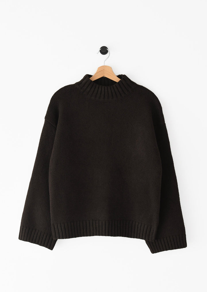 Comfort e stile: maglione donna a collo alto, vestibilità dritta, ideale per outfit eleganti e casual chic invernali.