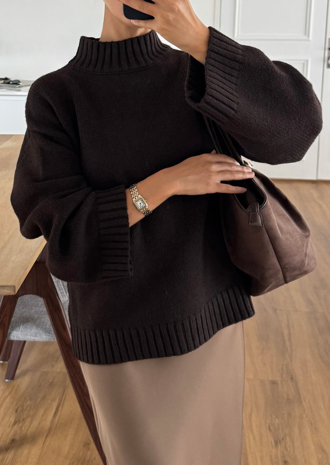 Maglione donna moderno con collo alto e vestibilità dritta, per un look elegante e confortevole in autunno/inverno.