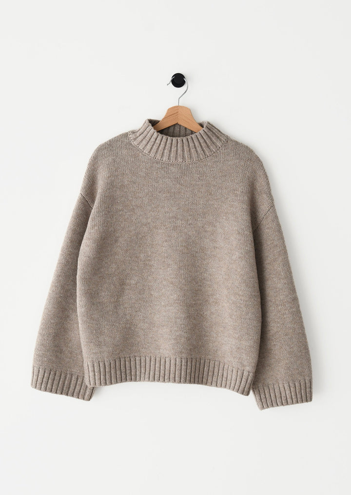 Maglione donna elegante con collo alto e vestibilità dritta. Ideale per la moda autunnale e invernale raffinata.
