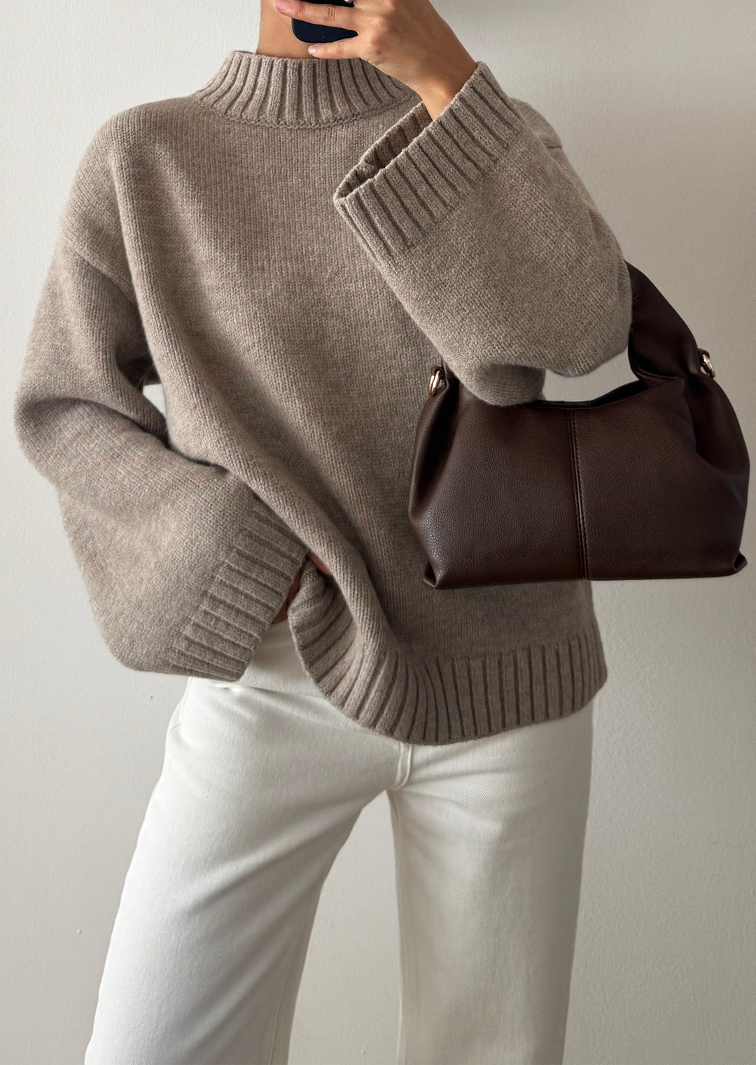 Maglione donna must-have per l'inverno. Collo alto, vestibilità dritta ed elegante. Perfetto per ogni occasione.