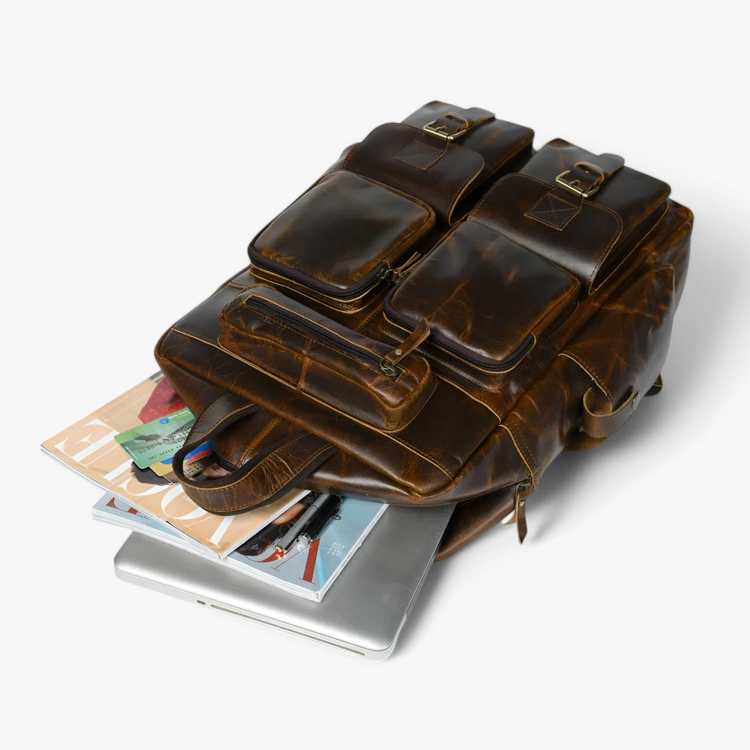 Primo piano del tessuto robusto dello zaino marrone multitasche da uomo, resistente e di alta qualità per adulti.