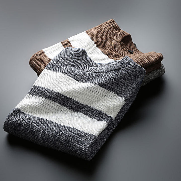 Dettaglio ravvicinato di maglione a righe uomo, mostrando texture e colletto girocollo per comfort e stile.