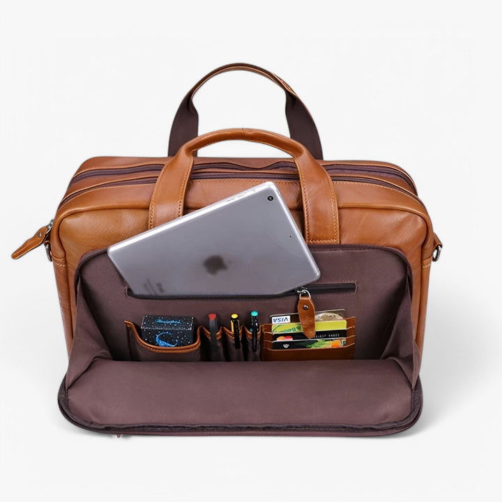 Borsa portadocumenti uomo marrone, vista laterale, scomparto esterno e tracolla regolabile, perfetta per viaggi.