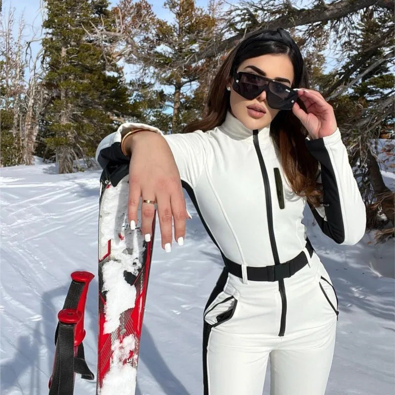 Completo neve donna caldo ed elegante per sci alpino, ideale per l'inverno.