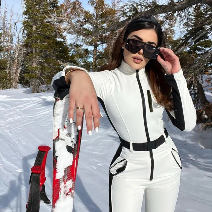 Completo neve donna caldo ed elegante per sci alpino, ideale per l'inverno.