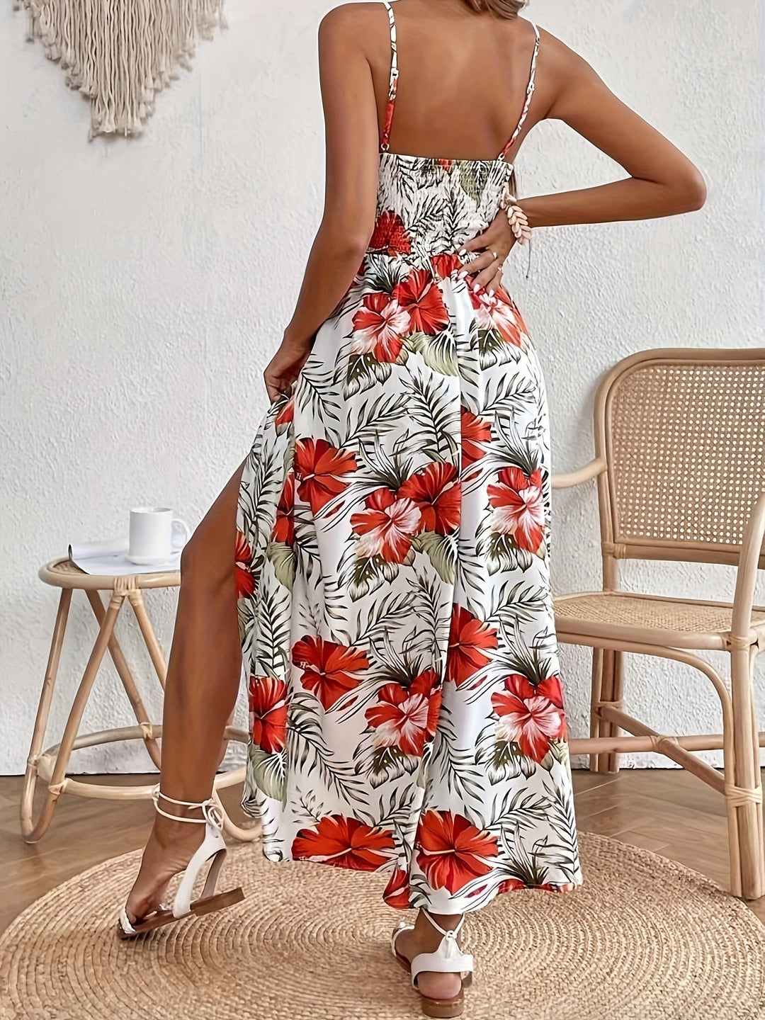 Abito lungo floreale per donna, design senza maniche, con spacco laterale che aggiunge un tocco di moda e stile.