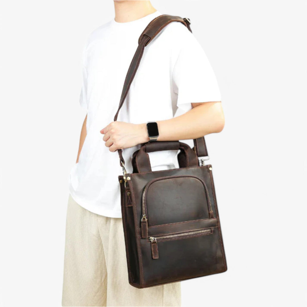 Borsa da lavoro unisex marrone con patta, ideale per documenti e laptop, per professionisti in ufficio o viaggio.