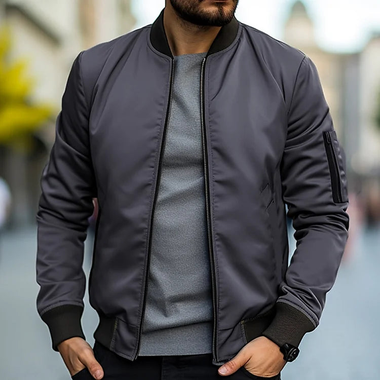 Bomber uomo elegante e versatile, giacca con zip per moda maschile contemporanea.