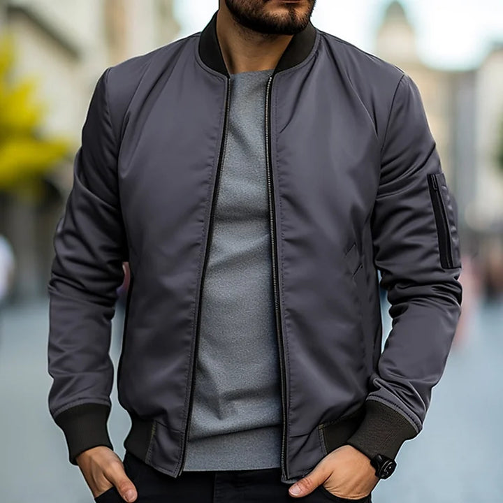 Bomber uomo elegante e versatile, giacca con zip per moda maschile contemporanea.