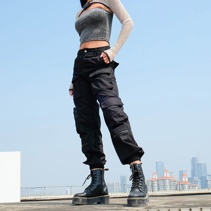 Pantaloni cargo donna neri, vestibilità comoda, vita alta e polsini. Essenziali per un outfit casual e alla moda.