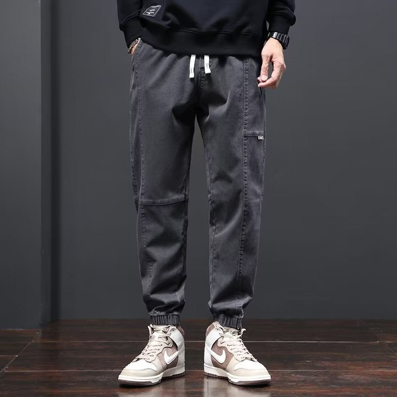 Moda maschile: pantaloni uomo blu cropped e affusolati, per uno stile moderno e confortevole.