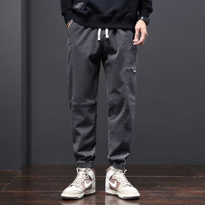 Moda maschile: pantaloni uomo blu cropped e affusolati, per uno stile moderno e confortevole.