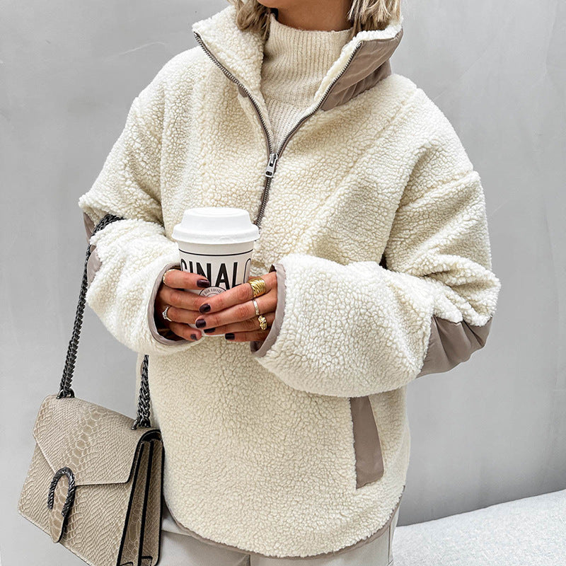 Maglione donna casual chic con collo risvoltato e vestibilità ampia. Il pile spesso garantisce calore e comfort elevato.