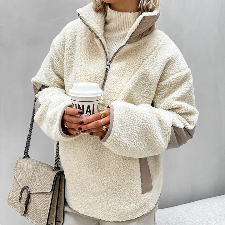 Maglione donna casual chic con collo risvoltato e vestibilità ampia. Il pile spesso garantisce calore e comfort elevato.
