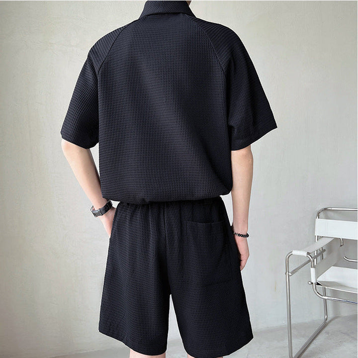 Abbigliamento estivo uomo: completo casual con camicia e pantaloncini coordinati, per comfort e stile moderno.