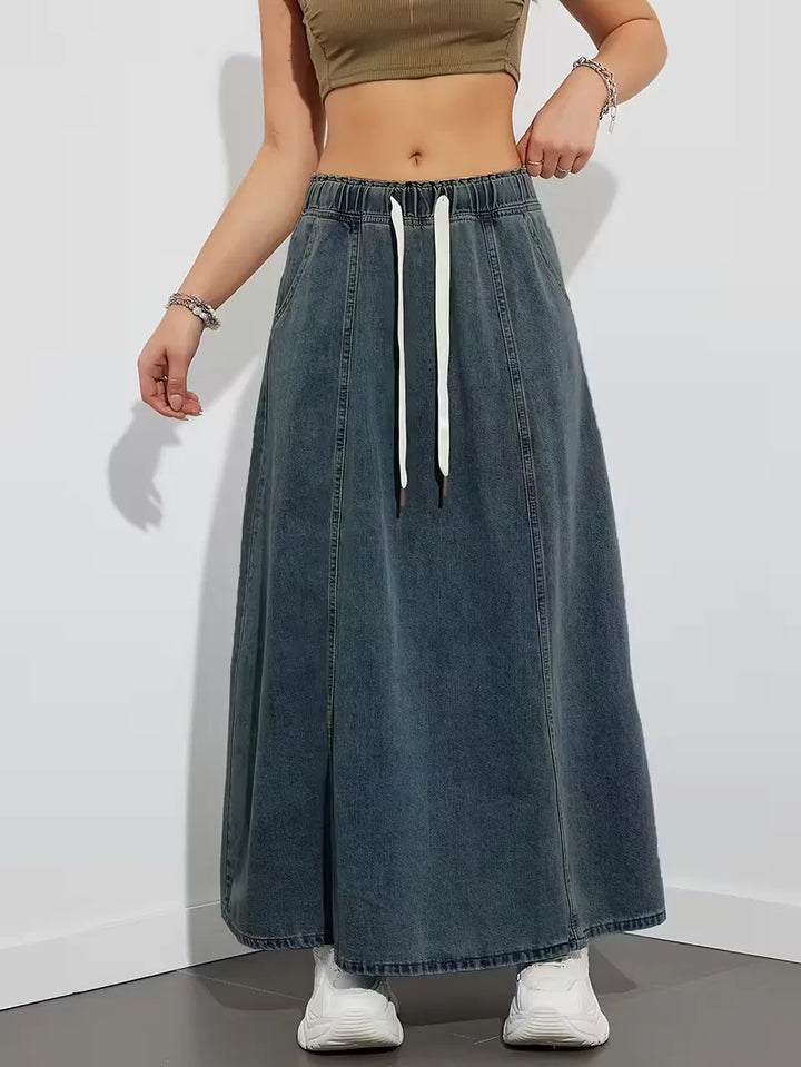 Gonna lunga denim blu scuro da donna, vita elasticizzata, ideale per un look casual quotidiano.