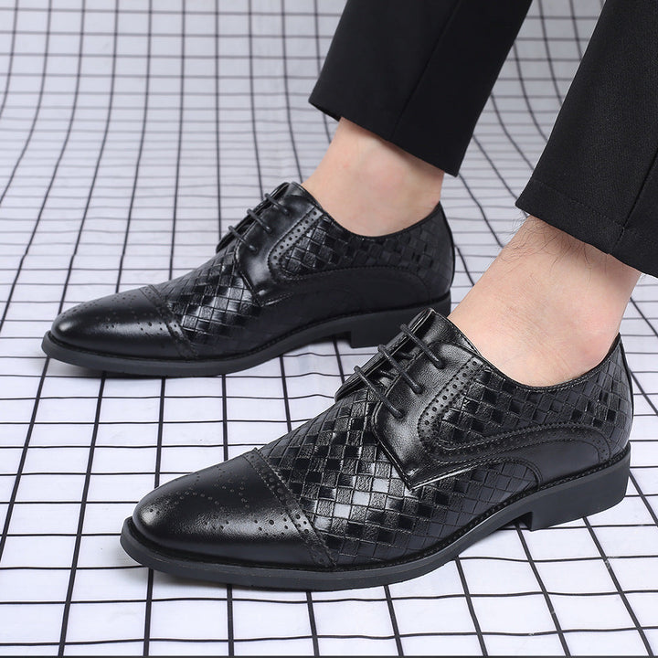 Scarpe uomo eleganti nere con lacci e punta affusolata. Perfette per business e occasioni formali.