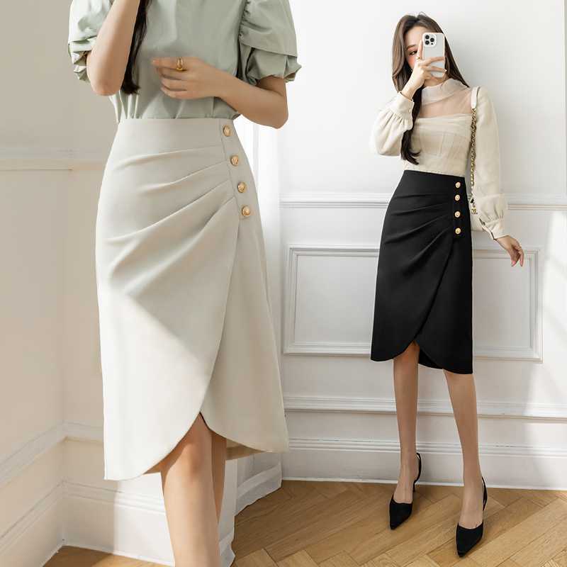 Versatile gonna midi plissettata donna con spacco, adatta per un look elegante o casual, primavera ed estate.