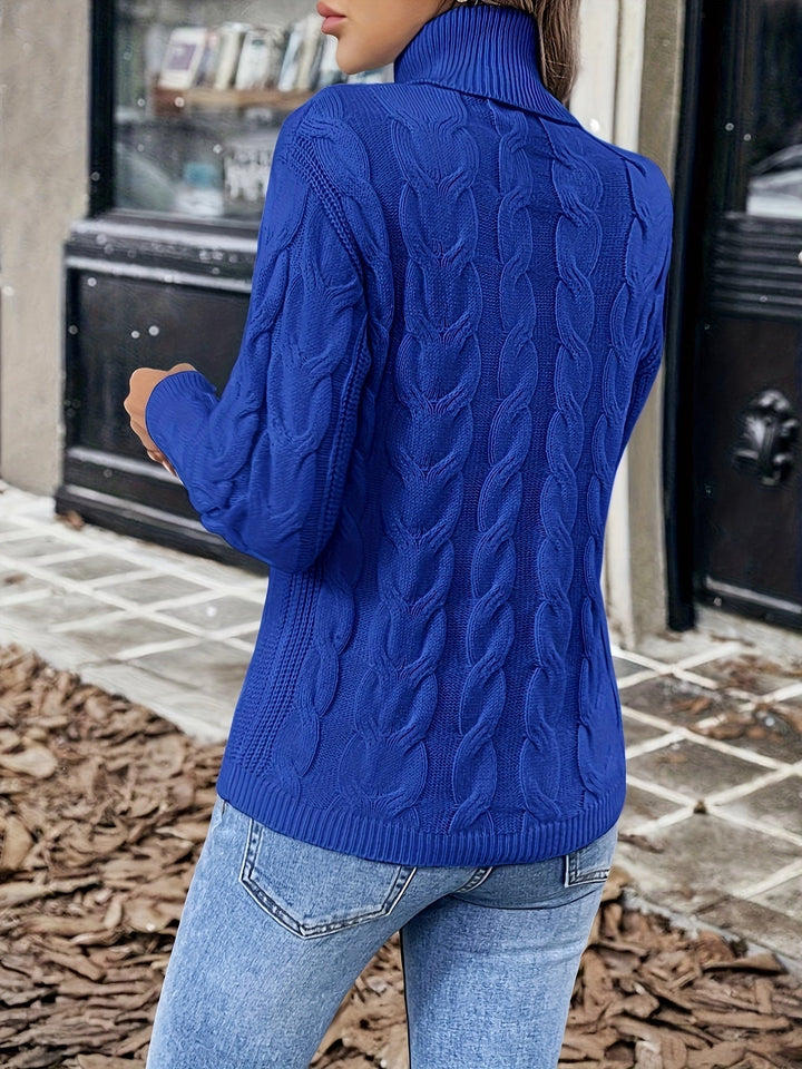 Maglione donna comodo con collo alto e lavorazione a trecce. Ideale per relax invernale.