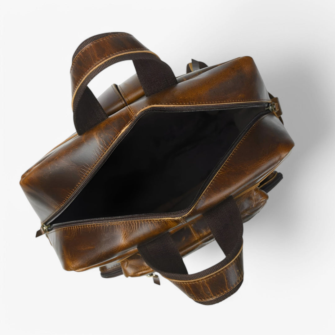 Zaino marrone da uomo spazioso, versatile per viaggi, scuola o lavoro, con un look moderno e funzionalità casual.