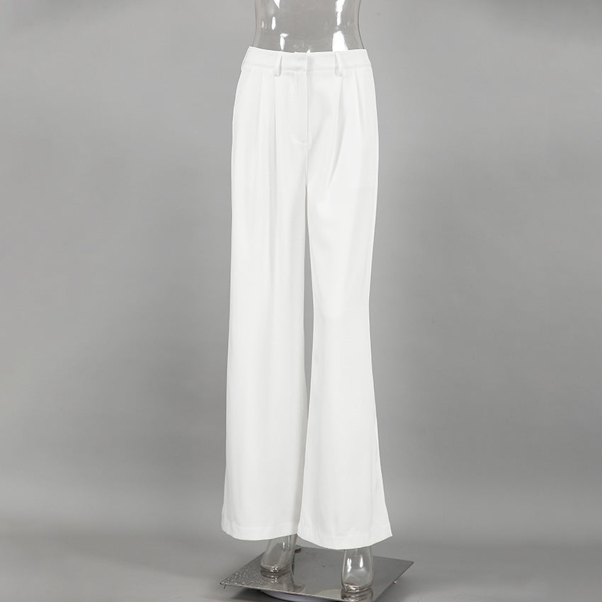 Abbigliamento donna: pantaloni vita alta, gamba dritta, vestibilità ampia. Perfetti per comfort e stile.