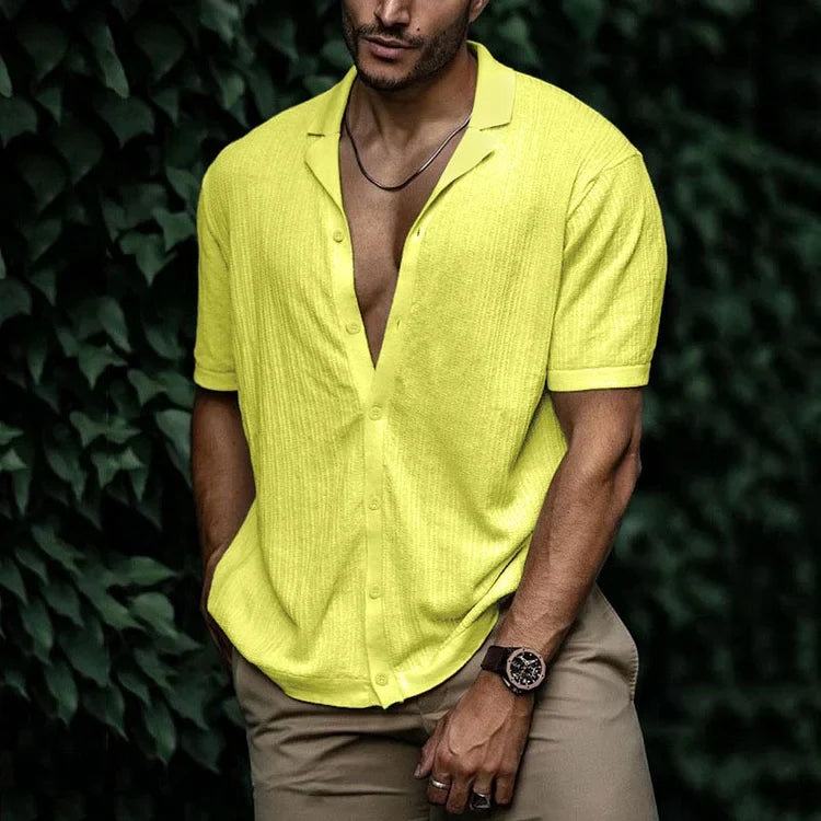 Primo piano di camicia uomo leggera, traspirante, casual-elegante, a manica lunga, per primavera/estate.