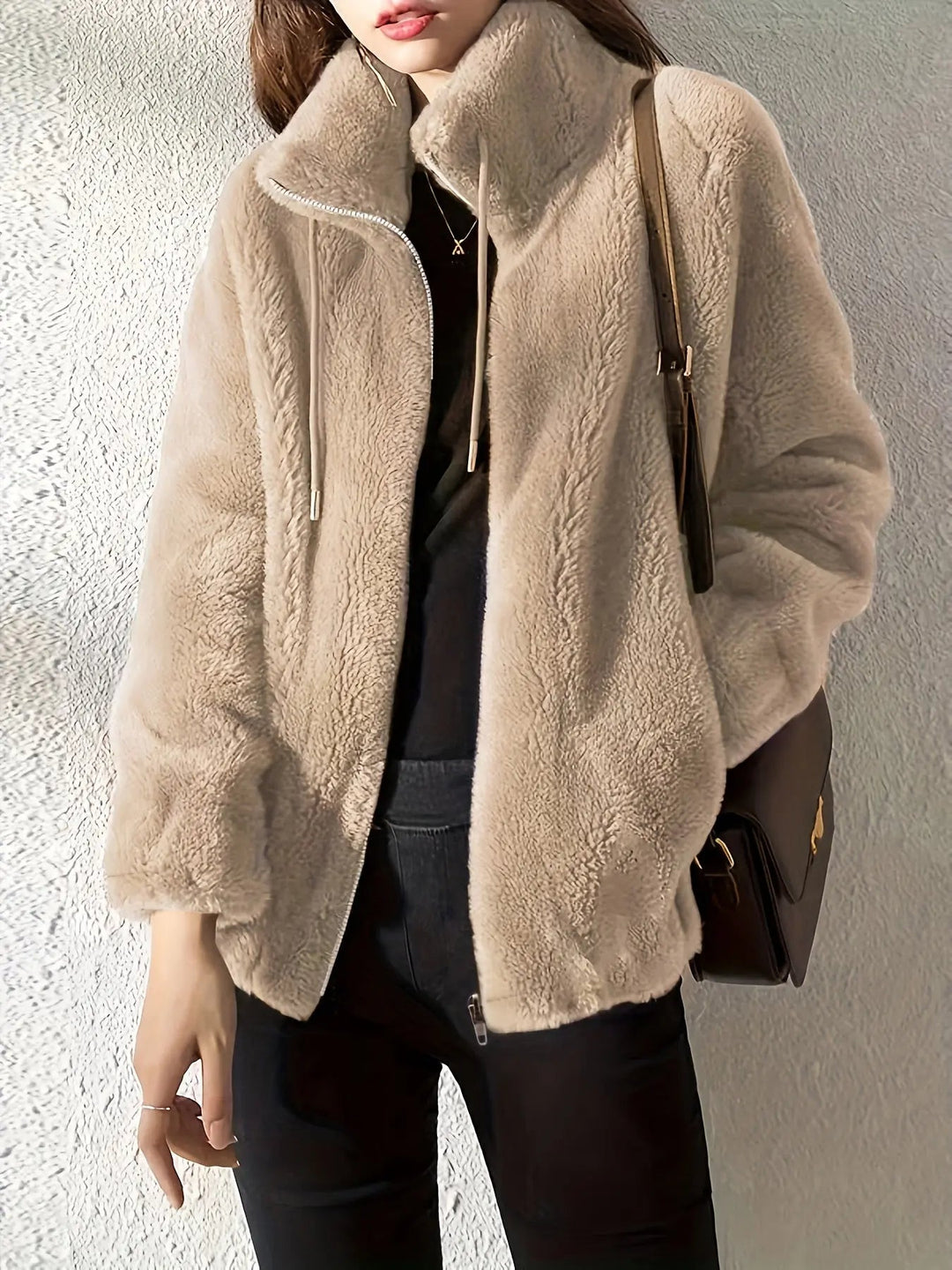 Giacca donna in morbido pile, calda e confortevole per l'inverno casual. Capospalla versatile.
