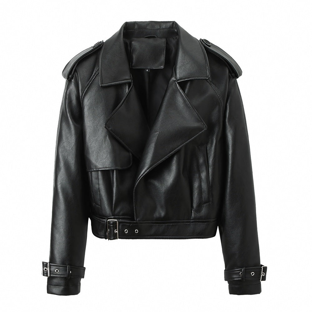 Giacca donna elegante nera con cintura in vita, capospalla invernale versatile per un look sofisticato.