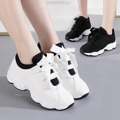 Sneakers donna con lacci e punta tonda, dotate di suola spessa per ammortizzazione ottimale. Scarpe running comode.