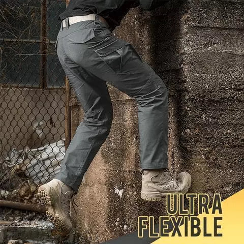 Pantaloni cargo da uomo con tasche posteriori, stile militare e praticità outdoor.