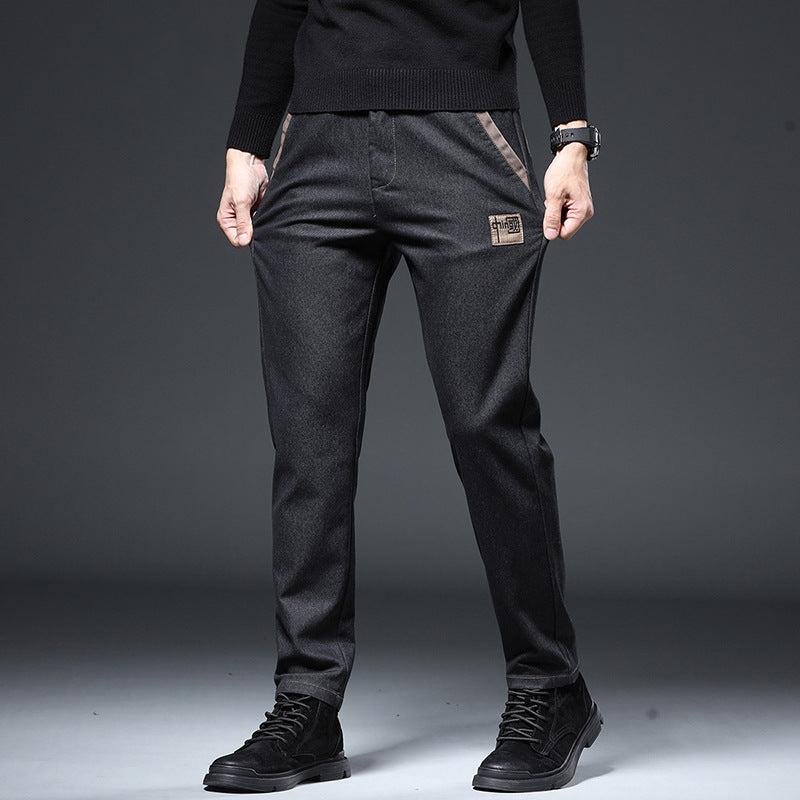 Moda uomo: pantaloni slim fit elasticizzati a vita alta con ricamo. Un capo elegante e comodo per la primavera.