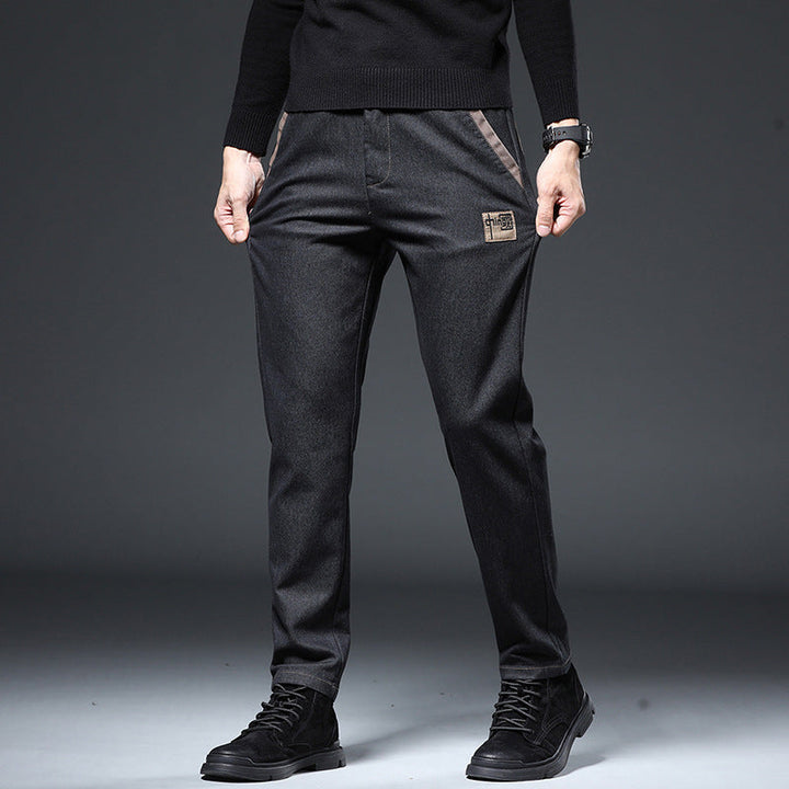 Moda uomo: pantaloni slim fit elasticizzati a vita alta con ricamo. Un capo elegante e comodo per la primavera.