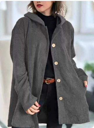 Giacca nera donna con bottoni e cappuccio, stile casual elegante per l'outerwear quotidiano.