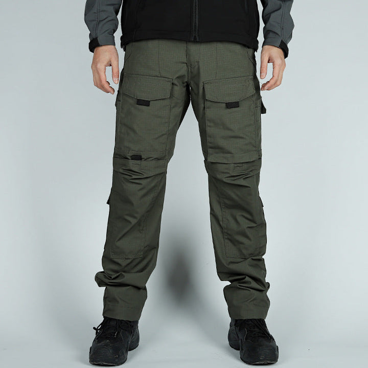 Pantaloni mimetici uomo sportivi con tasche laterali, ideali per allenamento.