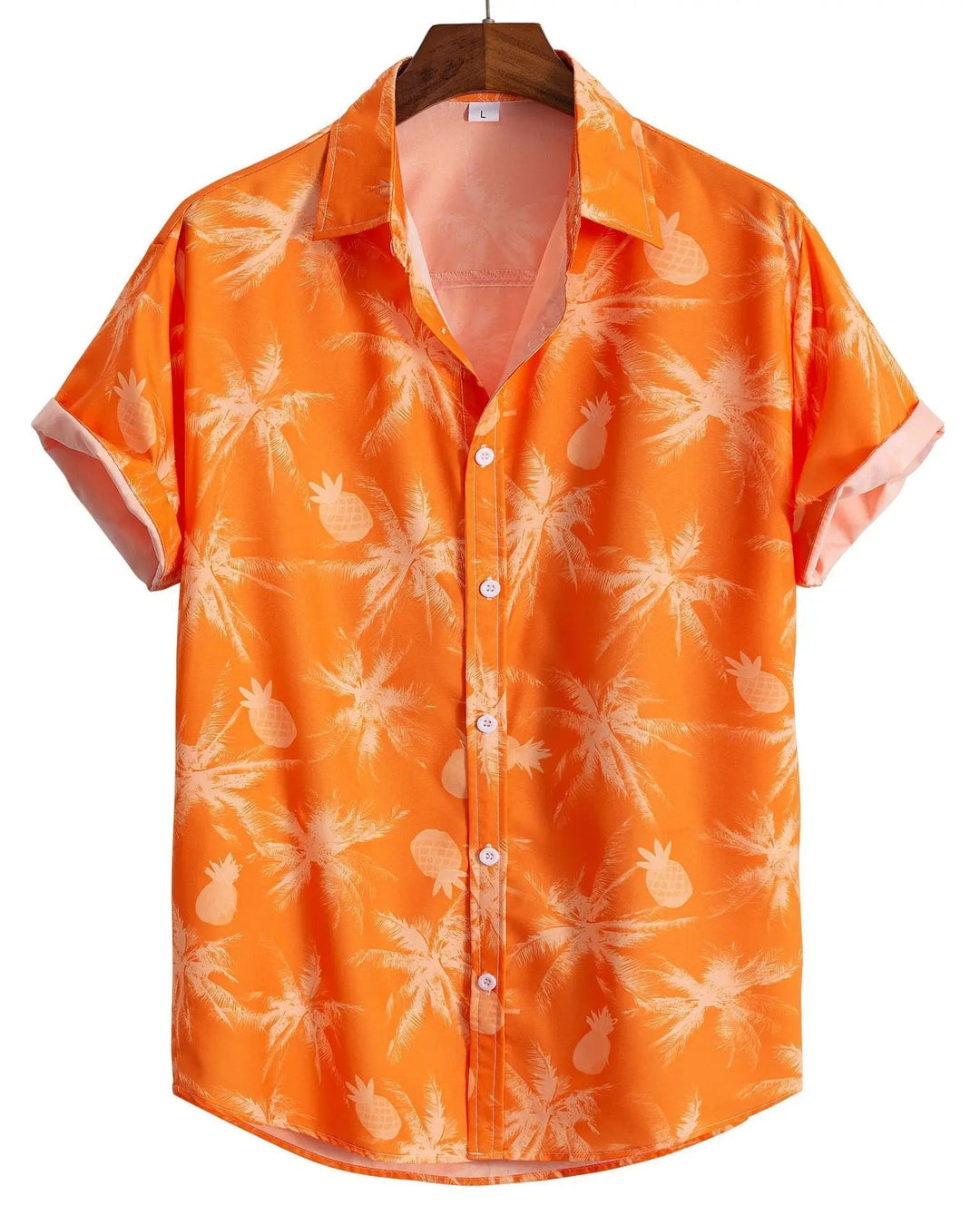 Uomo in camicia floreale maniche corte, abbinata, look estivo completo, fresco e alla moda per il giorno e la sera.