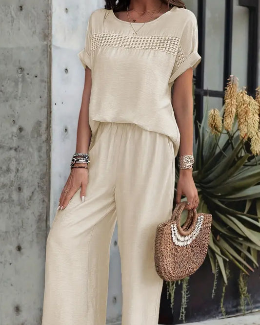 Completo donna albicocca primavera/estate: top casual e pantaloni ampi. Outfit rilassato e alla moda.