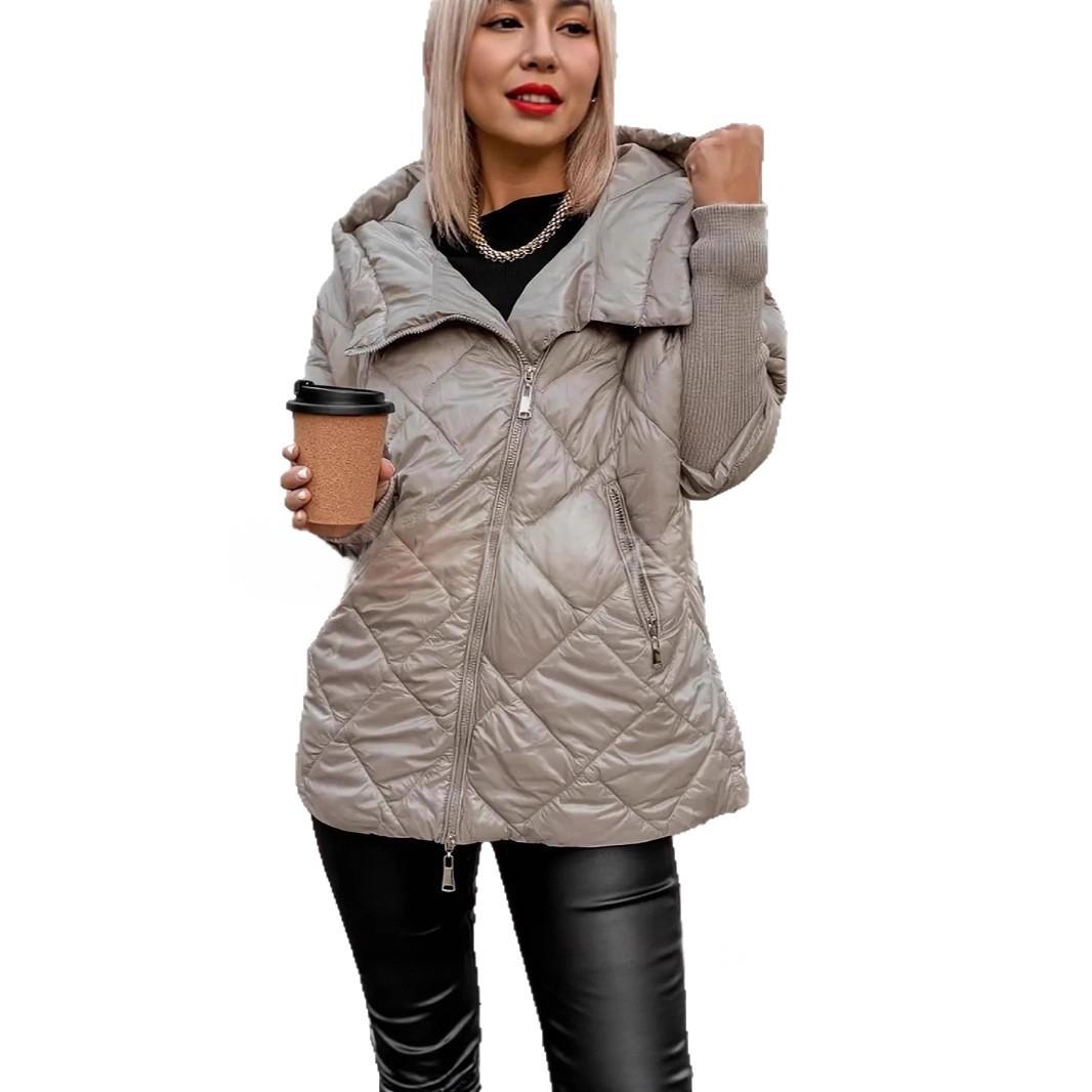 Elegante giacca donna invernale con cappuccio. Puffer con zip, design patchwork unico per la moda donna.