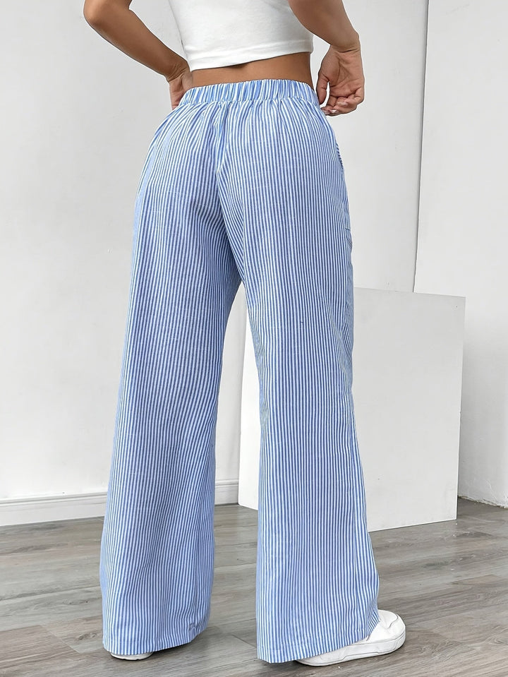 Look estivo con pantaloni a righe da donna, vita alta e gamba larga, comodi ed eleganti.