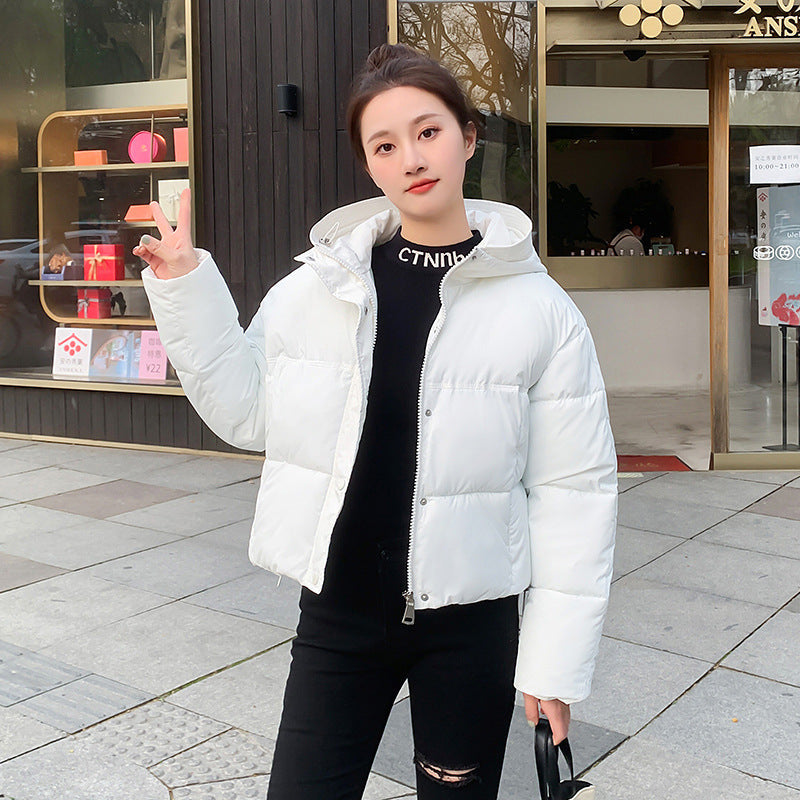 Giacca piumino donna corta, calda per l'inverno, con cappuccio. Stile e protezione dal freddo.