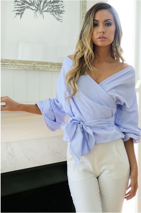 Blusa donna a manica lunga, elegante e versatile, perfetta per creare outfit casual o sofisticati.