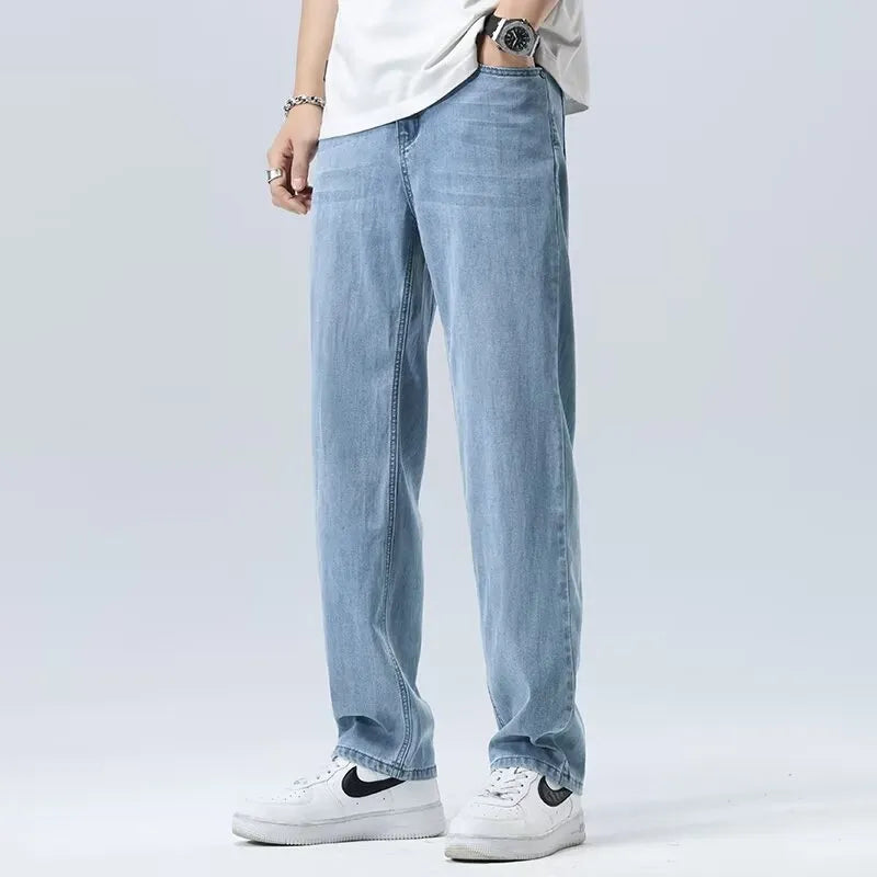 Pantaloni uomo a gamba larga in denim blu scuro, eleganti e con vestibilità comoda. Ideali per look casual primavera/estate.